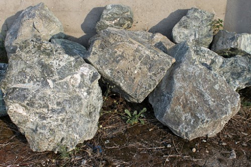 Kamenclub.ru: Змеевик скальник фр. 500-1500 мм.  купить в Новосибирске змеевик зеленый серый черный глыба скальная колотая 7500 руб/т   фото КАМЕНЬ КЛУБ