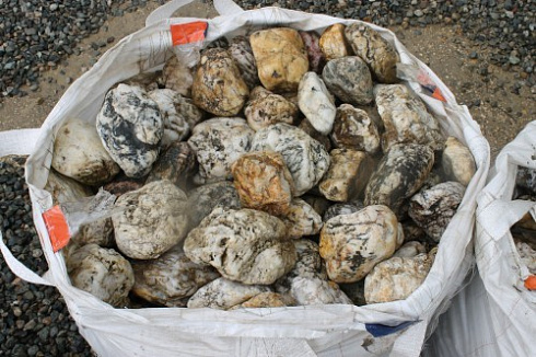 Kamenclub.ru: Кварцевый валунчик фр.100-300 мм.  купить в Новосибирске кварц белый, бежевый молочный рыжий крупный природный камень галечник 7850 руб/т   фото КАМЕНЬ КЛУБ