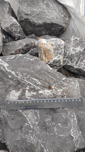 Kamenclub.ru: Черный мрамор скальник фр. 100-500 мм.  купить в Новосибирске мрамор черный белый серый крупный колотый валун ландшафтный 8500 руб/т   фото КАМЕНЬ КЛУБ