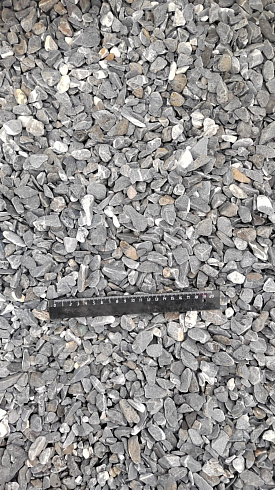 Kamenclub.ru: Щебень галтованный черный (мрамор) фр.10-20 мм.  купить в Новосибирске мрамор черный с белыми прожилками, черный, белый окатанный округлый ландшафтный декоративный щебень 15000 руб/т   фото КАМЕНЬ КЛУБ