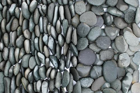 Kamenclub.ru: Галька речная плоская (темно-серая) фр. 70-150 мм. купить  в Новосибирске галечник природный темно-серый серый синий речная плоская природная окатанная  9000 руб/т   фото КАМЕНЬ КЛУБ
