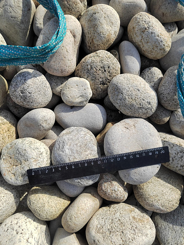 Kamenclub.ru: Галька речная окат (серо-белая) фр. 70-120 мм купить  в Новосибирске галька галечник бело-серая, серо-белая, серая, белая речная природная галька  8000 руб/т   фото КАМЕНЬ КЛУБ