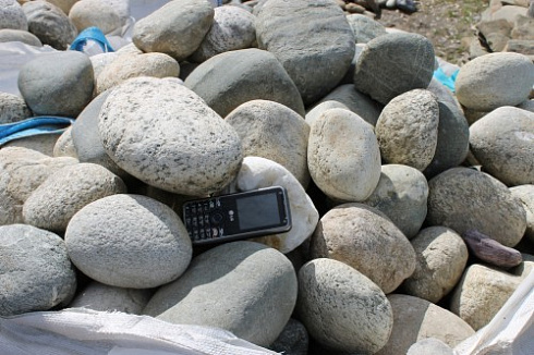 Kamenclub.ru: Речной валун (Ассорти) фр.100-300 мм.  купить в Новосибирске галечник серый, темно-серый, светло-серый речная галька крупных размеров 4200 руб/т   фото КАМЕНЬ КЛУБ