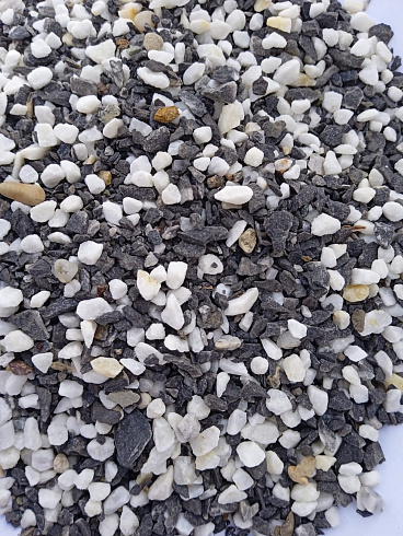Kamenclub.ru: Мраморная крошка (щебень галтованный микс:белый-черный-розовый-медовый) фр.5-10 мм.  купить в Новосибирске мрамор белый, медовый, черный, розовый мраморный галтованный щебень декоративный ландшафтный 15500 руб/т   фото КАМЕНЬ КЛУБ