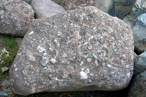 Kamenclub.ru: Конгломераты фр. 300-1000 мм.  купить в Новосибирске кварц мрамор диабаз коричневый, серый зеленоватый речной валун крупный 6500 руб/т   фото КАМЕНЬ КЛУБ