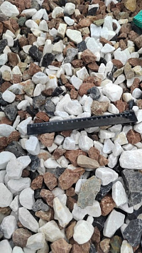 Kamenclub.ru: Мраморная крошка (щебень крошка микс : белый-черный-розовый) фр. 20-40 мм.  купить в Новосибирске мрамор белый, черный, розовый декоративная ландшафтная крошка 12000 руб/т   фото КАМЕНЬ КЛУБ