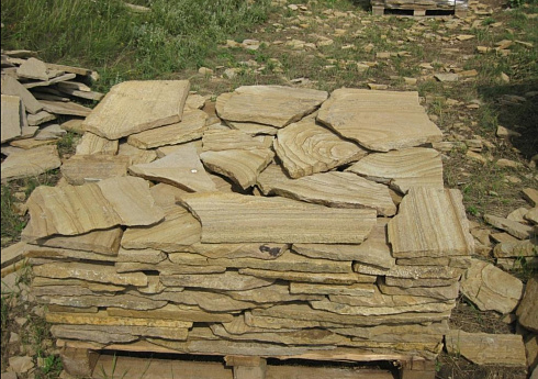 Kamenclub.ru: Песчаник пластушка желтый с разводом под дерево (2 см)  купить в Новосибирске плитняк желтый с разводами, желтый, рыжий, серый песчаник пластушка рваная ландшафтная 11 000 руб/м3   фото КАМЕНЬ КЛУБ