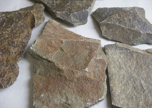 Kamenclub.ru: Песчаник пластушка "фонтанка" серо-зеленая (3,0-5,0 см)  купить в Новосибирске песчаник серо-зеленая колотые плитки облицовочные пластушки 11400 руб/м3   фото КАМЕНЬ КЛУБ