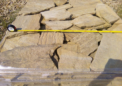 Kamenclub.ru: Песчаник пластушка желтый с разводом под дерево (2 см)  купить в Новосибирске плитняк желтый с разводами, желтый, рыжий, серый песчаник пластушка рваная ландшафтная 11 000 руб/м3   фото КАМЕНЬ КЛУБ