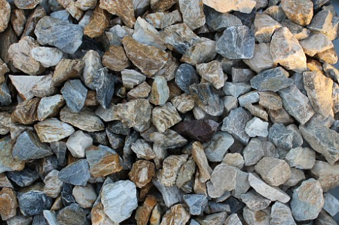 Kamenclub.ru: Мраморная крошка (щебень крошка медовый) фр. 20-40 мм.  купить в Новосибирске мрамор бежевый рыжий желтый ландшафтная мраморная крошка 12000 руб/т   фото КАМЕНЬ КЛУБ