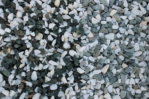 Kamenclub.ru: Мраморная крошка (щебень крошка микс: белый-зеленый) фр. 10-20 мм.  купить в Новосибирске мрамор белый, зеленый каменная ландшафтная декоративная крошка щебня 9500 руб/т   фото КАМЕНЬ КЛУБ