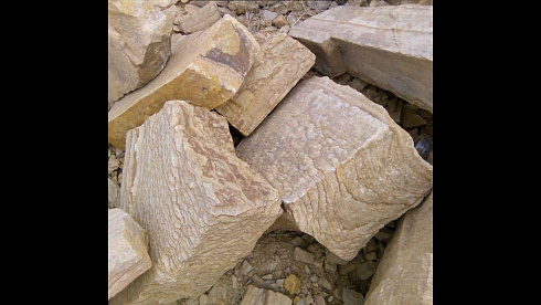 Kamenclub.ru: Песчаник пластушка желтый с рисунком (4-6 см)  купить в Новосибирске плитняк пластушка желтый с рисунком песчаник 9 000 руб/м3   фото КАМЕНЬ КЛУБ