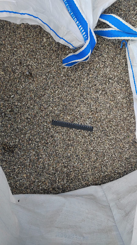 Kamenclub.ru: Галька речная окат (серая) фр.3-5 мм купить  в Новосибирске галька речная серая бежевый темно-серый окатанный речной камень округлый 9500 руб/т   фото КАМЕНЬ КЛУБ