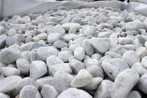 Kamenclub.ru: Мраморная крошка (щебень галтованный белый), фр.20-40 мм.  купить в Новосибирске мрамор белый бежевый молочный мраморный щебень декоративный 17000 руб/т   фото КАМЕНЬ КЛУБ