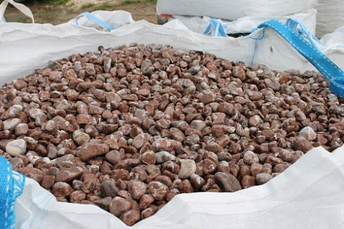 Kamenclub.ru: Мраморная крошка (щебень галтованный розовый) фр.10-20 мм.  купить в Новосибирске мрамор розовый, красный ландшафтный декоративный окатанный округлый щебень 15000 руб/т   фото КАМЕНЬ КЛУБ