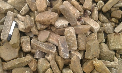 Kamenclub.ru: Песчаник для строительства и кладки блочный (фр 100-200 мм)  купить в Новосибирске песчаник бежевый серый рыжий валун мелкий для строительства песчаник 6500 руб/т   фото КАМЕНЬ КЛУБ