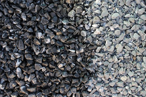 Kamenclub.ru: Щебень галтованный черный (мрамор) фр.10-20 мм.  купить в Новосибирске мрамор черный с белыми прожилками, черный, белый окатанный округлый ландшафтный декоративный щебень 15000 руб/т   фото КАМЕНЬ КЛУБ