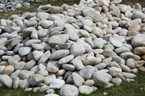 Kamenclub.ru: Бело-серый валунчик фр.100-300 мм.  купить в Новосибирске крупный камень для ландшафта серый, белый бело-серый валун крупная галька 4500 руб/т   фото КАМЕНЬ КЛУБ