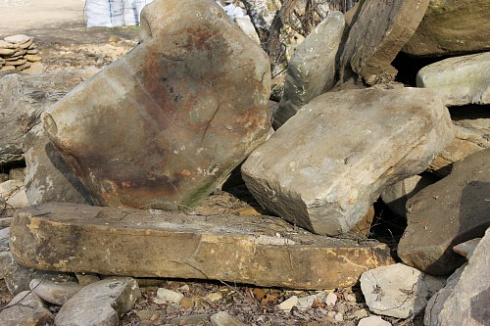 Kamenclub.ru: Песчаник плиты - плахи - пошаговые дорожки (фр. 70-150 мм)  купить в Новосибирске песчаник серый бежевый желтый зеленый колотый песчаник строительный 6500 руб/т   фото КАМЕНЬ КЛУБ