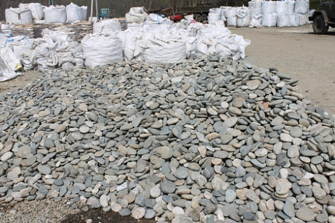 Kamenclub.ru: Галька речная плоская (ассорти) фр. 70-150 мм. купить  в Новосибирске галька галечник серый белый темно-серый синий светло-серый плоская природная галька  9000 руб/т   фото КАМЕНЬ КЛУБ