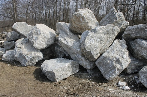 Kamenclub.ru: Мраморизированный известняк фр.500-1500 мм.  купить в Новосибирске    10000 руб/т   фото КАМЕНЬ КЛУБ