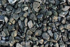 Kamenclub.ru: Щебень галтованный зеленый (змеевик) фр. 20-40 мм.  купить в Новосибирске мрамор зеленый, салатовый оголтованный щебень мраморный 12500 руб/т   фото КАМЕНЬ КЛУБ