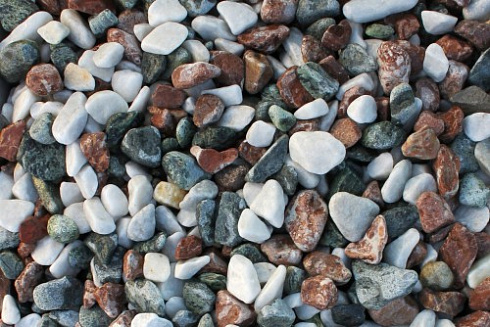 Kamenclub.ru: Мраморная крошка (щебень галтованный микс:: серый-зеленый-розовый) фр.10-20 мм.  купить в Новосибирске мрамор серый, зеленый, розовый щебень окатанный округлый декоративный ландшафтный 15500 руб/т   фото КАМЕНЬ КЛУБ