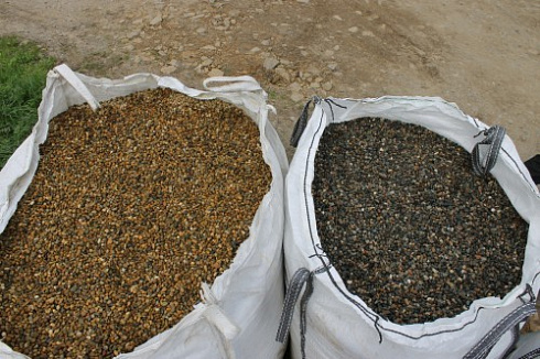 Kamenclub.ru: Галька окат (серо-желтая) фр.10-20 мм. купить  в Новосибирске галька серо-желтая, рыжая, серый речная окатанная округлая галька 5000 руб/т   фото КАМЕНЬ КЛУБ