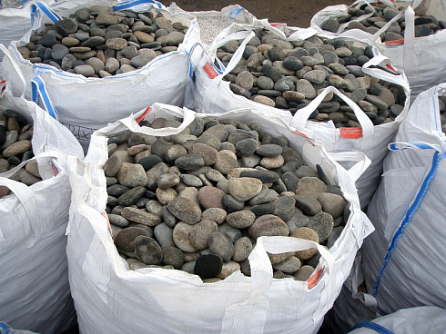 Kamenclub.ru: Галька речная плоская (ассорти) фр. 100-200-300 мм. купить  в Новосибирске галька плоская разноцветная серый белый темно-серый синий речная галька ландшафтная 8000 руб/т   фото КАМЕНЬ КЛУБ