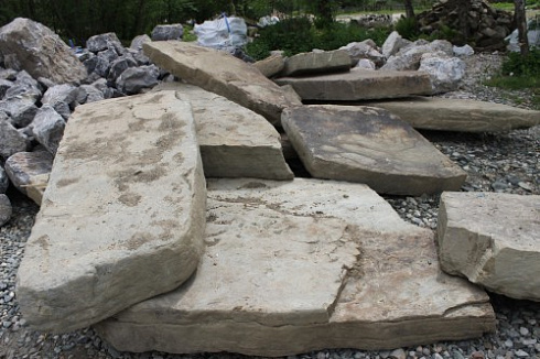 Kamenclub.ru: Песчаник плиты - плахи - пошаговые дорожки (фр. 70-150 мм)  купить в Новосибирске песчаник серый бежевый желтый зеленый колотый песчаник строительный 6500 руб/т   фото КАМЕНЬ КЛУБ