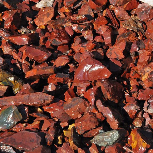 Kamenclub.ru: Щебень крошка красный (ЯШМА) фр. 20-40 мм.  купить в Новосибирске яшма красный, бордовый декоративный ландшафтный щебень 9000 руб/т   фото КАМЕНЬ КЛУБ