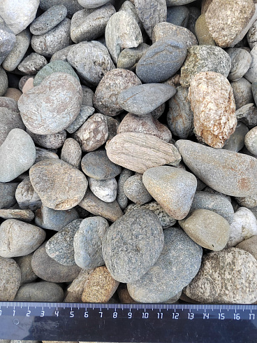 Kamenclub.ru: Галька речная окат (пестрая) фр. 20-40 мм. купить  в Новосибирске галька речная пестрая, серая, серые оттенки галька речная окатанная округлая 5000 руб/т   фото КАМЕНЬ КЛУБ
