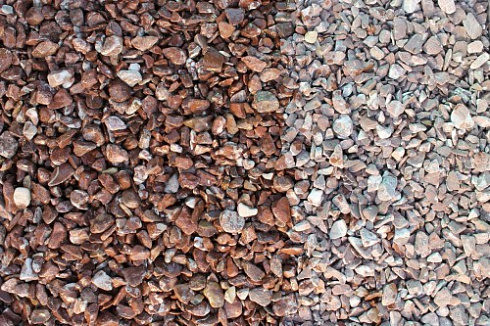 Kamenclub.ru: Мраморная крошка (щебень галтованный розовый) фр.10-20 мм.  купить в Новосибирске мрамор розовый, красный ландшафтный декоративный окатанный округлый щебень 15000 руб/т   фото КАМЕНЬ КЛУБ