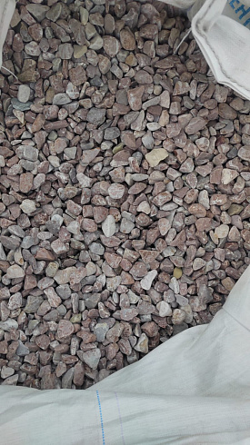 Kamenclub.ru: Мраморная крошка (щебень галтованный розовый) фр.20-40 мм.  купить в Новосибирске мрамор розовый, красный оголтованный округлый щебень  15000 руб/т   фото КАМЕНЬ КЛУБ