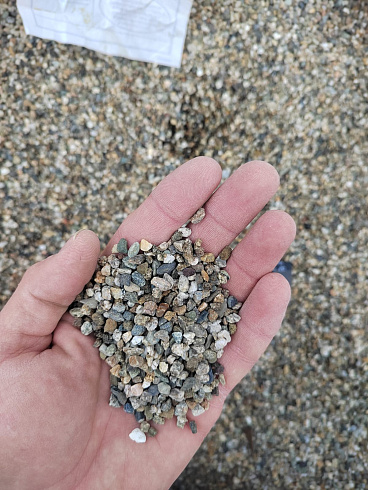 Kamenclub.ru: Галька речная окат (серая) фр.3-5 мм купить  в Новосибирске галька речная серая бежевый темно-серый окатанный речной камень округлый 9500 руб/т   фото КАМЕНЬ КЛУБ