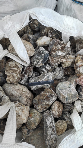 Kamenclub.ru: Кварцевый валунчик фр.100-300 мм.  купить в Новосибирске кварц белый, бежевый молочный рыжий крупный природный камень галечник 7850 руб/т   фото КАМЕНЬ КЛУБ