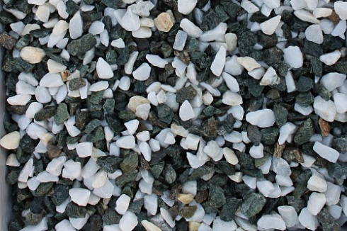 Kamenclub.ru: Мраморная крошка (щебень крошка микс: белый-зеленый-розовый) фр. 3-5 мм.  купить в Новосибирске мрамор белый, зеленый, розовый мраморная декоративная крошка каменная 12000 руб/т   фото КАМЕНЬ КЛУБ