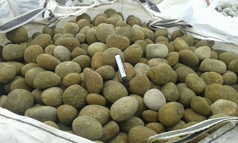 Kamenclub.ru: Песчаник ядра, фр. 100-300 мм  купить в Новосибирске песчаник бежевый серый рыжий речная галька 5 000 руб/т   фото КАМЕНЬ КЛУБ