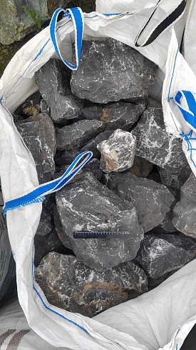 Kamenclub.ru: Черный мрамор скальник фр. 100-500 мм.  купить в Новосибирске мрамор черный белый серый крупный колотый валун ландшафтный 8500 руб/т   фото КАМЕНЬ КЛУБ
