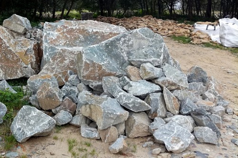 Kamenclub.ru: Гранит скальник (серо-зеленый) фр. 500-1500 мм.  купить в Новосибирске гранит мрамор  серый зеленый темно-серый глыба скальная колотая ландшафтная 7 500 руб/т   фото КАМЕНЬ КЛУБ