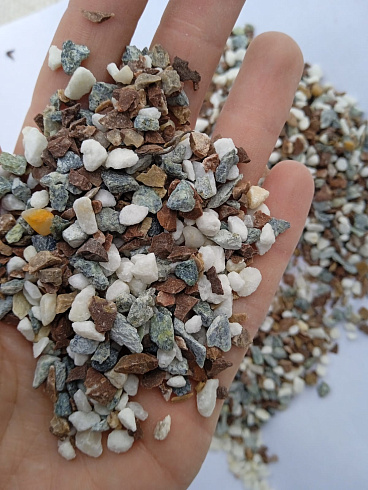 Kamenclub.ru: Мраморная крошка (щебень крошка микс: белый-зеленый-розовый) фр. 3-5 мм.  купить в Новосибирске мрамор белый, зеленый, розовый мраморная декоративная крошка каменная 12000 руб/т   фото КАМЕНЬ КЛУБ