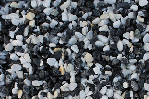 Kamenclub.ru: Мраморная крошка (щебень галтованный микс:: белый-черный) фр.5-10 мм  купить в Новосибирске мрамор белый, черный, молочный, серый галтовка мраморная окатанная декоративная ландшафтная 15500 руб/т   фото КАМЕНЬ КЛУБ