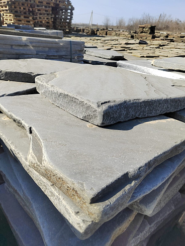 Kamenclub.ru: Песчаник пластушка светло-серый (4,0 - 6,0 см)  купить в Новосибирске плитняк - пластушка светло-серый песчаник 12600 руб/м3   фото КАМЕНЬ КЛУБ