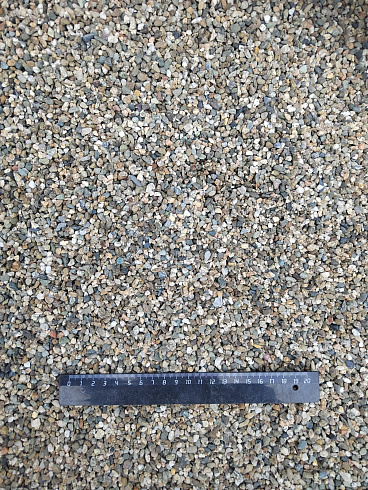 Kamenclub.ru: Галька речная окат (серая) фр.3-5 мм купить  в Новосибирске галька речная серая бежевый темно-серый окатанный речной камень округлый 9500 руб/т   фото КАМЕНЬ КЛУБ