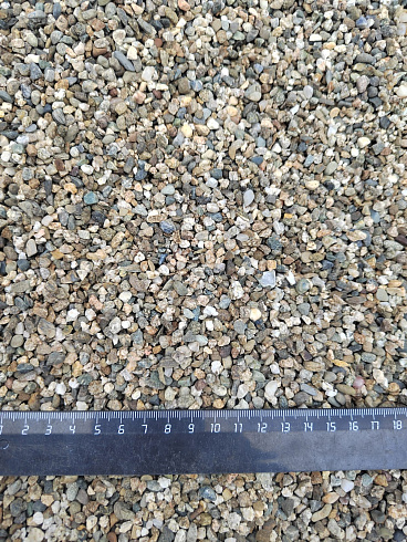 Kamenclub.ru: Галька речная окат (серая) фр.3-5 мм купить  в Новосибирске галька речная серая бежевый темно-серый окатанный речной камень округлый 9500 руб/т   фото КАМЕНЬ КЛУБ