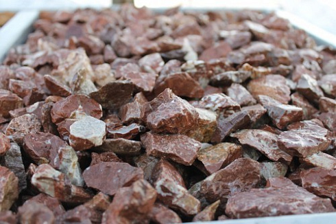 Kamenclub.ru: Мраморная крошка (щебень крошка розовый) фр. 20-40 мм.  купить в Новосибирске мрамор розовый, красный мраморная крошка декоративная 11000 руб/т   фото КАМЕНЬ КЛУБ