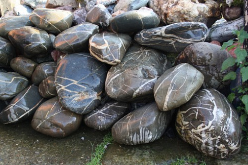 Kamenclub.ru: Валунчик Паутинник фр.100-300 мм  купить в Новосибирске крупный природный камень галечник темно-серый с прожилками белый черный речной валунчик 5000 руб/т   фото КАМЕНЬ КЛУБ