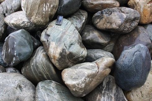 Kamenclub.ru: Речной валун Кабанчик фр.300-500 мм.  купить в Новосибирске крупный природный камень галька серый, темно-серый речной валун галечник масштабный 7000 руб/т   фото КАМЕНЬ КЛУБ