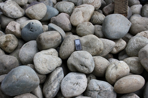 Kamenclub.ru: Темно-серый валунчик фр.100-300 мм.  купить в Новосибирске крупный природный камень серый, темно-серый, светло-серый речная галька большого размера окатанная 4500 руб/т   фото КАМЕНЬ КЛУБ