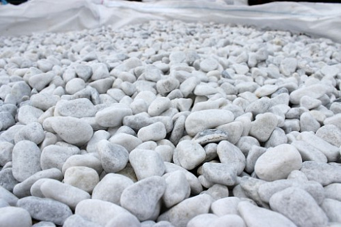 Kamenclub.ru: Мраморная крошка (щебень галтованный белый) фр.10-20 мм.  купить в Новосибирске мрамор белый, молочный, айвори окатанный округлый декоративный ландшафтный щебень 17000 руб/т   фото КАМЕНЬ КЛУБ